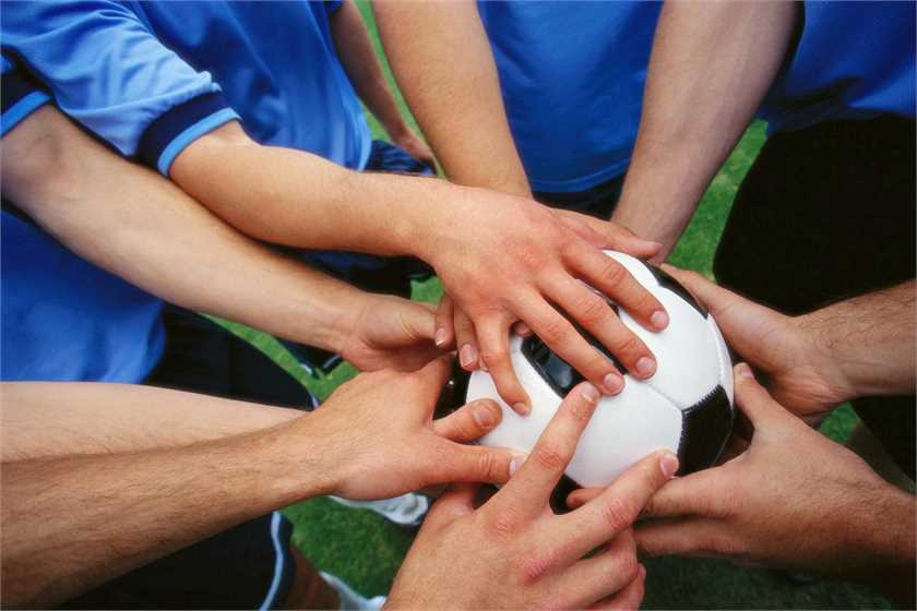 How playing sports helps people work better as a team at work?