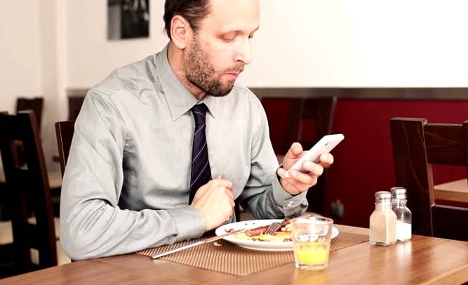 Is it ok to text or attend phone calls at the time of eating food?