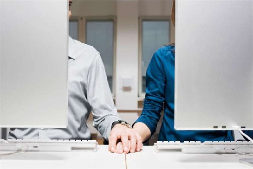 Why Office Romances are Not a Good Idea?