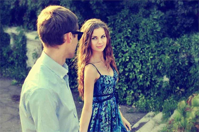 How to Know that a Girl is Into You within the First Five Minutes?