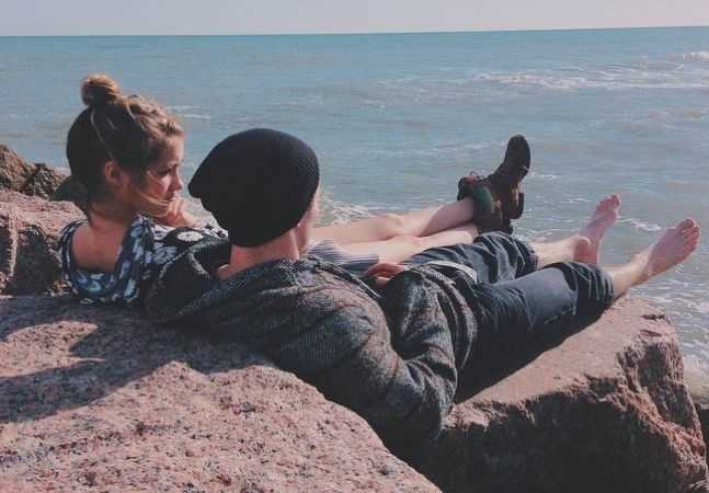 The good and bad of hooking up with friends