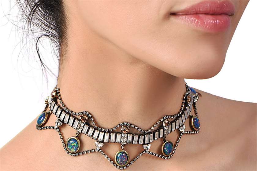 Chokers, the latest fashion trend for women