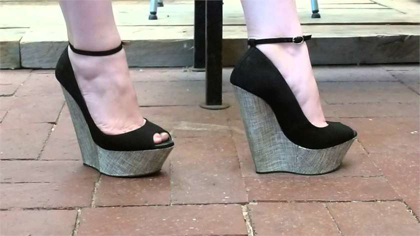 How should women choose high-heel wedges?